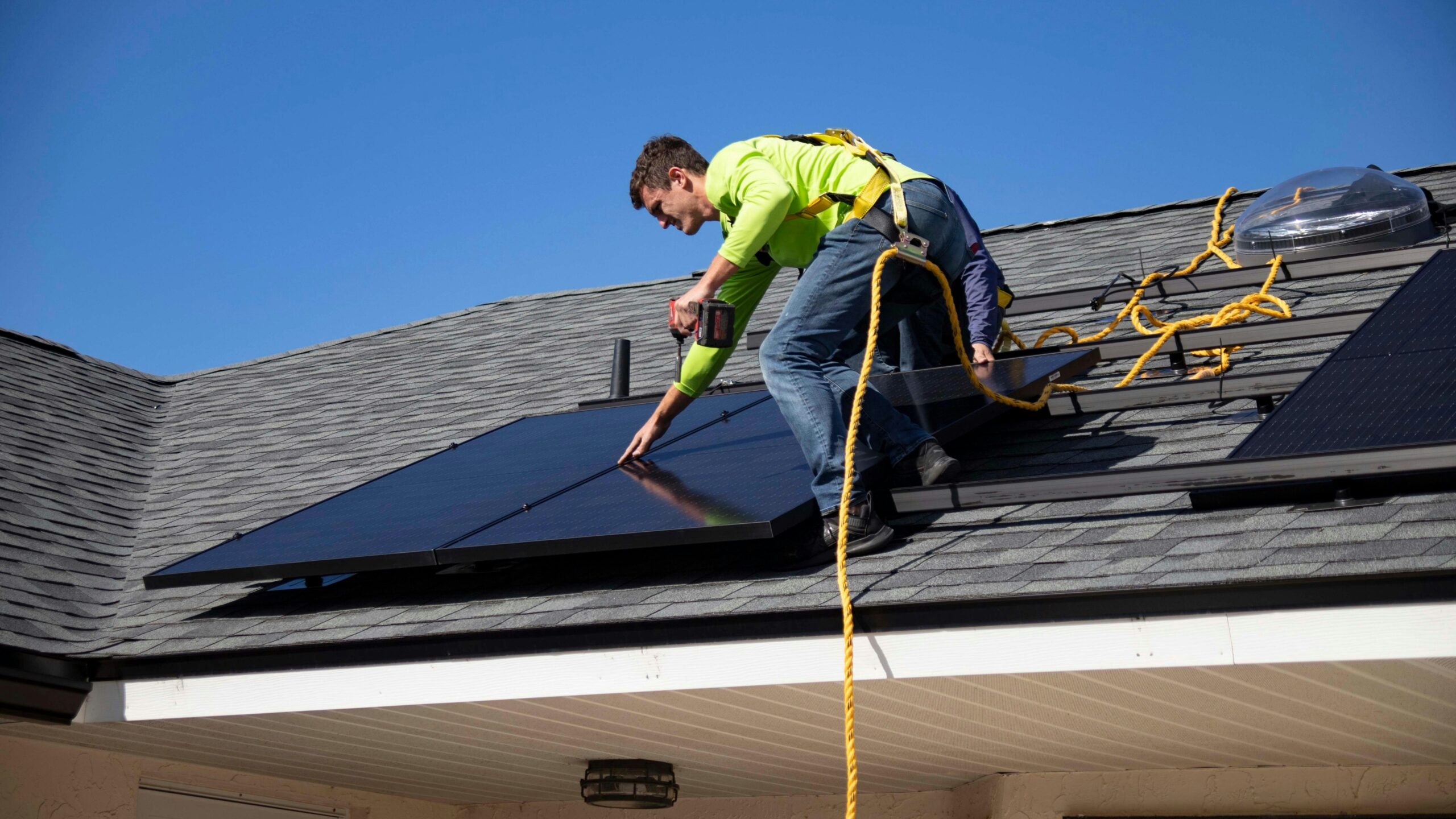 Dachdecker installiert Solaranlage