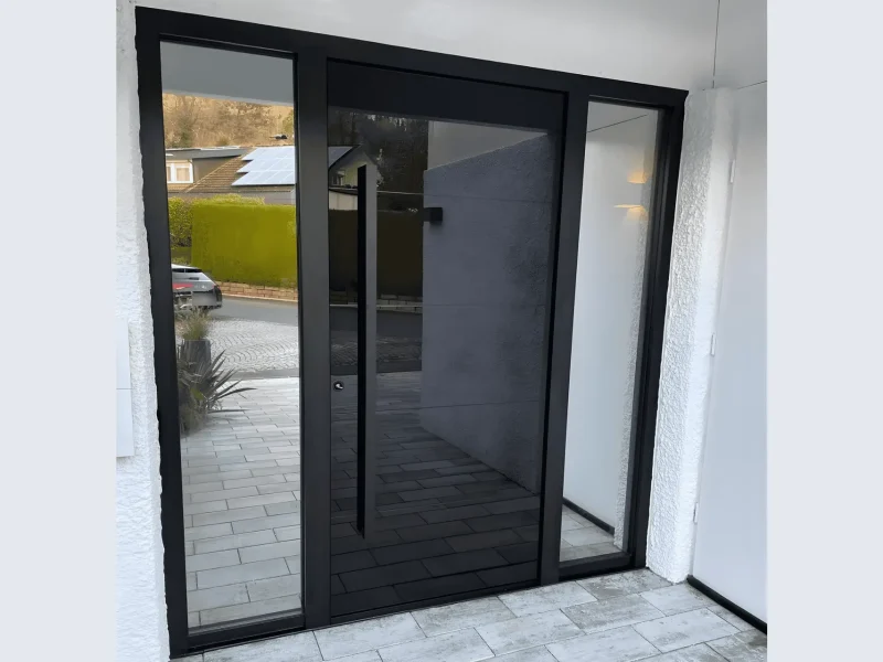 Moderne Aluminium-Haustür in Schwarz mit Seitenteilen, eingebaut von Kleimann
